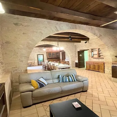 4 Double Bedrooms - Charming With Pool