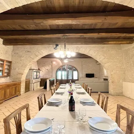 4 Double Bedrooms - Charming With Pool